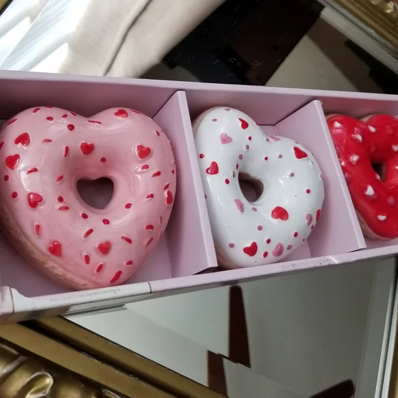 ❗Cupcakes & Cashmere Pink Red Heart Sprinkle Ceramic Donut Set❗ - Picture 2 of 4